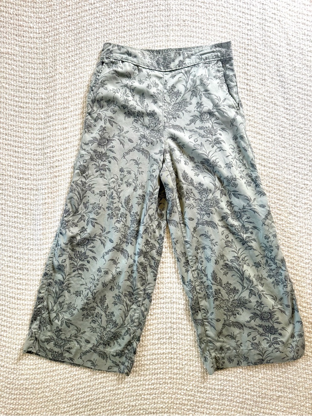 Laura Ashley Sage Green Floral Wide Leg Cropped Pants - 100% Lyocell, Size Large